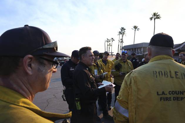 January 10, 2025, Los Angeles, California, USA: Los Angeles County Fire Department Battalion Chiefs JOSHUA BINDER calls a captains meeting with his firefighters to coordinate their containment effort for the Palisades Fire at Duke s Malibu. California Wildfires 2025: Palisades Fire - ZUMA 20250110_mda_j180_849 Copyright: xAJxJohnsonx