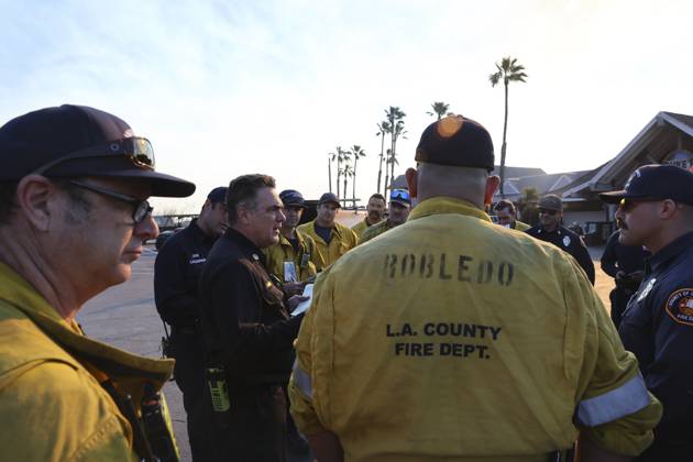 January 10, 2025, Los Angeles, California, USA: Los Angeles County Fire Department Battalion Chiefs JOSHUA BINDER calls a captains meeting with his firefighters to coordinate their containment effort for the Palisades Fire at Duke s Malibu. California Wildfires 2025: Palisades Fire - ZUMA 20250110_mda_j180_850 Copyright: xAJxJohnsonx