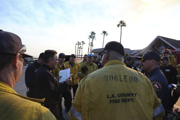 January 10, 2025, Los Angeles, California, USA: Los Angeles County Fire Department Battalion Chiefs JOSHUA BINDER calls a captains meeting with his firefighters to coordinate their containment effort for the Palisades Fire at Duke s Malibu. California Wildfires 2025: Palisades Fire - ZUMA 20250110_mda_j180_852 Copyright: xAJxJohnsonx