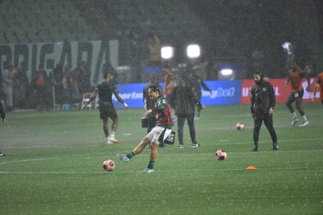 Palmeiras x Corinthians SÃO PAULO, SP - 06.02.2025: PALMEIRAS X CORINTHIANS - Heavy rain and hail moments before the match between Palmeiras x Corinthians, valid for the seventh round of the 2025 São Paulo Football Championship, this Thursday, (6) at Allianz Parque, SP. (Photo: Roberto Casimiro Fotoarena) x2685456x RobertoxCasimiro