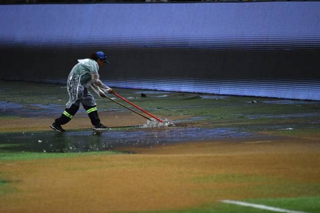 Palmeiras x Corinthians SÃO PAULO, SP - 06.02.2025: PALMEIRAS X CORINTHIANS - Heavy rain and hail delay the start of the match between Palmeiras x Corinthians, valid for the seventh round of the 2025 São Paulo Football Championship, this Thursday, (6) at Allianz Parque, SP. (Photo: Roberto Casimiro Fotoarena) x2685473x RobertoxCasimiro