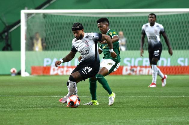 Palmeiras x Corinthians SÃO PAULO, SP - 06.02.2025: PALMEIRAS X CORINTHIANS - Memphis, a Corinthians player, and Estevão, a Palmeiras player, fight for the ball during the match between Palmeiras x Corinthians, valid for the seventh round of the 2025 São Paulo Football Championship, this Thursday, (6) at Allianz Parque, SP. (Photo: Roberto Casimiro Fotoarena) x2685511x RobertoxCasimiro