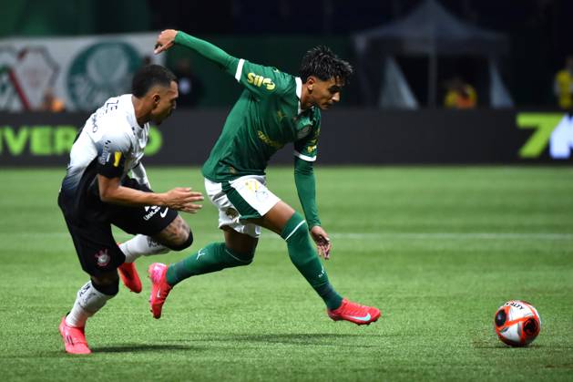 Palmeiras x Corinthians SÃO PAULO, SP - 06.02.2025: PALMEIRAS X CORINTHIANS - Torres, a Palmeiras player, and Matheuzinho, a Corinthians player, fight for the ball during the match between Palmeiras x Corinthians, valid for the seventh round of the 2025 São Paulo Football Championship, this Thursday, (6) at Allianz Parque, SP. (Photo: Roberto Casimiro Fotoarena) x2685582x RobertoxCasimiro