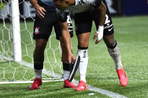 Palmeiras x Corinthians SÃO PAULO, SP - 06.02.2025: PALMEIRAS X CORINTHIANS - Corinthians players watching a flip-flop thrown by the fans at the end of the match between Palmeiras x Corinthians, valid for the seventh round of the 2025 São Paulo Football Championship, this Thursday, (6) at Allianz Parque, SP. (Photo: Roberto Casimiro Fotoarena) x2685600x RobertoxCasimiro