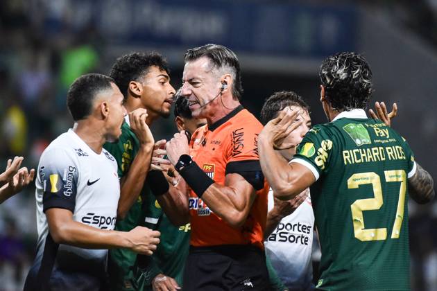 Palmeiras x Corinthians SÃO PAULO, SP - 06.02.2025: PALMEIRAS X CORINTHIANS - Referee Raphael Claus during the match between Palmeiras x Corinthians, valid for the seventh round of the 2025 São Paulo Football Championship, this Thursday, (6) at Allianz Parque, SP. (Photo: Roberto Casimiro Fotoarena) x2685660x RobertoxCasimiro