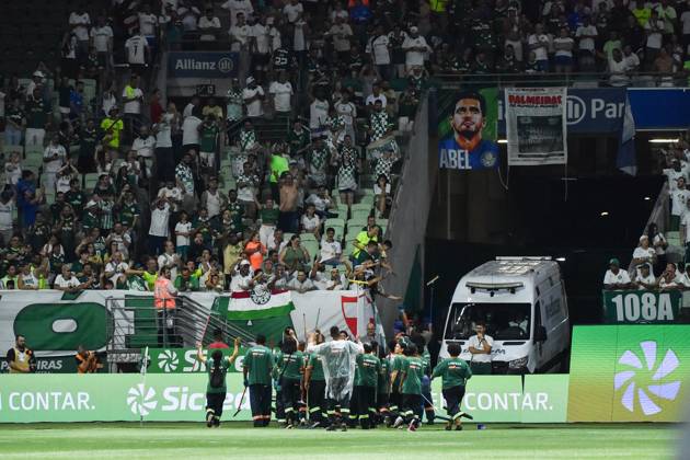 Palmeiras x Corinthians SÃO PAULO, SP - 06.02.2025: PALMEIRAS X CORINTHIANS - People who worked on the soaked and damaged lawn receive affection from the fans after heavy rain and hail that delayed the start of the match between Palmeiras x Corinthians, valid for the seventh round of the 2025 São Paulo Football Championship, this Thursday, (6) at Allianz Parque, SP. (Photo: Roberto Casimiro Fotoarena) x2685661x RobertoxCasimiro