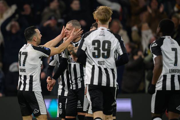 ALMELO, Stadium Asito, 08-02-2025 , season 2024 2025 , Dutch Eredivisie Football during the match Heracles - Go Ahead Eagles Heracles Almelo player Thomas Bruns Heracles Almelo player Luka Kulenovic scores 4-2 Heracles - Go Ahead Eagles x27757098x Copyright: