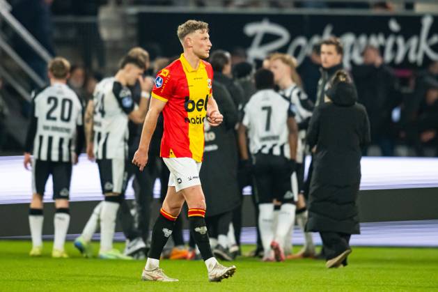 ALMELO, Stadium Asito, 08-02-2025 , season 2024 2025 , Dutch Eredivisie Football during the match Heracles - Go Ahead Eagles Go Ahead Eagles player Joris Kramer dejected Heracles - Go Ahead Eagles x27757270x Copyright: