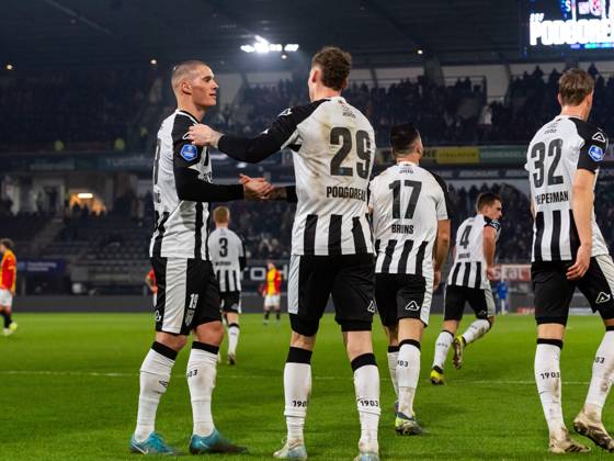 ALMELO, Stadium Asito, 08-02-2025 , season 2024 2025 , Dutch Eredivisie Football during the match Heracles - Go Ahead Eagles Heracles Almelo player Luka Kulenovic Heracles Almelo player Suf Podgoreanu celebrate Heracles - Go Ahead Eagles x27758675x Copyright: