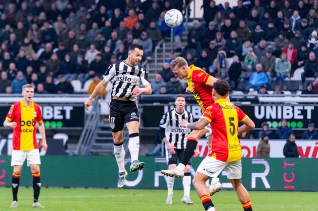ALMELO, Stadium Asito, 08-02-2025 , season 2024 2025 , Dutch Eredivisie Football during the match Heracles - Go Ahead Eagles Heracles Almelo player Thomas Bruns Go Ahead Eagles player Joris Kramer Heracles - Go Ahead Eagles x27773629x Copyright: