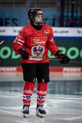 Olympia-Qualifikationsturnier: Österreich vs Slowakei; 09.02.25 Einlauf Tamara Grascher (Nr.13, Österreich) Olympia-Qualifikationsturnier: Österreich vs Slowakei; Bremerhaven, Eisarena am 09.02.25 Copyright: xBEAUTIFULxSPORTS MarioxM.xKobergx
