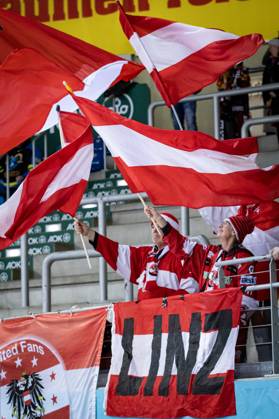 Olympia-Qualifikationsturnier: Österreich vs Slowakei; 09.02.25 Jubel Torjubel bei den Fans von Österreich Olympia-Qualifikationsturnier: Österreich vs Slowakei; Bremerhaven, Eisarena am 09.02.25 Copyright: xBEAUTIFULxSPORTS MarioxM.xKobergx