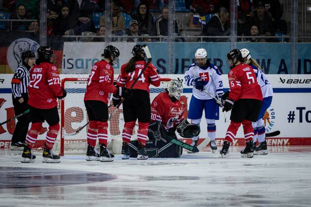 Olympic Qualification Tournament Austria vs. Slovakia 09 02 25 Defensive action Magdalena Luggin No. 30, Austria Olympic Qualification Tournament Austria vs. Slovakia Bremerhaven, Eisarena on 09 02 25 Copyright: xBEAUTIFULxSPORTS MarioxM.xKobergx
