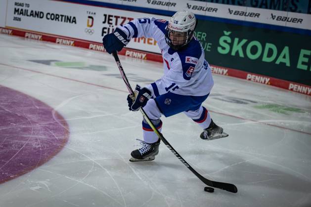Olympic Qualification Tournament Austria vs. Slovakia 09 02 25 Defensive action Romana Kosecka Nr 15, Slovakia Olympic Qualification Tournament Austria vs. Slovakia Bremerhaven, Eisarena on 09 02 25 Copyright: xBEAUTIFULxSPORTS MarioxM.xKobergx