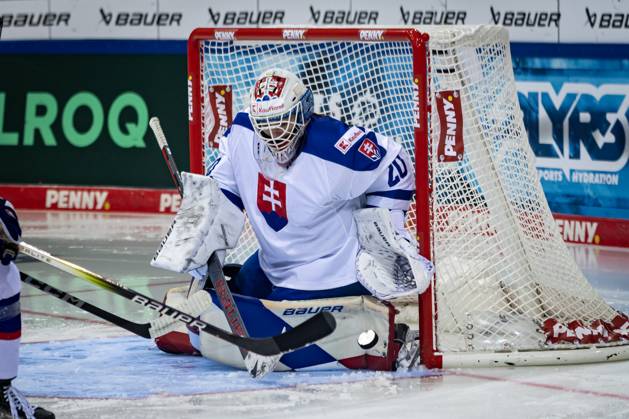 Olympic Qualification Tournament Austria vs. Slovakia 09 02 25 Defensive action Simona Hupkova No 20, Slovakia Olympic Qualification Tournament Austria vs. Slovakia Bremerhaven, Eisarena on 09 02 25 Copyright: xBEAUTIFULxSPORTS MarioxM.xKobergx