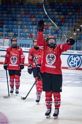 Olympic Qualification Tournament Austria vs. Slovakia 09 02 25 Cheers after victory for Team Austria and Marja Asako Linzbichler Nr 04, Austria Olympic Qualification Tournament Austria vs. Slovakia Bremerhaven, Eisarena on 09 02 25 Copyright: xBEAUTIFULxSPORTS MarioxM.xKobergx