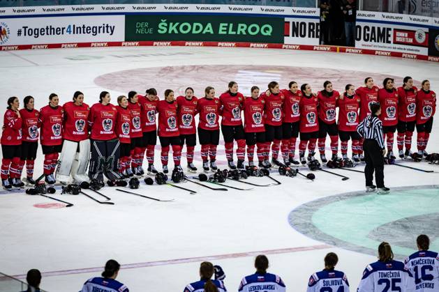Olympic Qualification Tournament Austria vs. Slovakia 09 02 25 Cheers after victory for Team Austria Olympic Qualification Tournament Austria vs. Slovakia Bremerhaven, Eisarena on 09 02 25 Copyright: xBEAUTIFULxSPORTS MarioxM.xKobergx