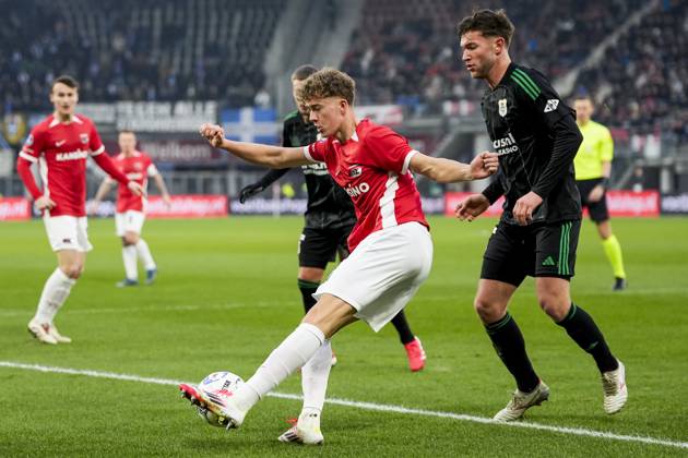 ALKMAAR - (l-r) Sven Mijnans of AZ Alkmaar, Damian van der Haar of PEC Zwolle during the Dutch Eredivisie match between AZ Alkmaar and PEC Zwolle at AFAS stadium on Feb. 11, 2025 in Alkmaar, Netherlands. ANP TOBIAS KLEUVER Dutch Eredivisie 2024 25 xVIxANPxSportx xxANPxIVx 519548608 originalFilename: 519548608