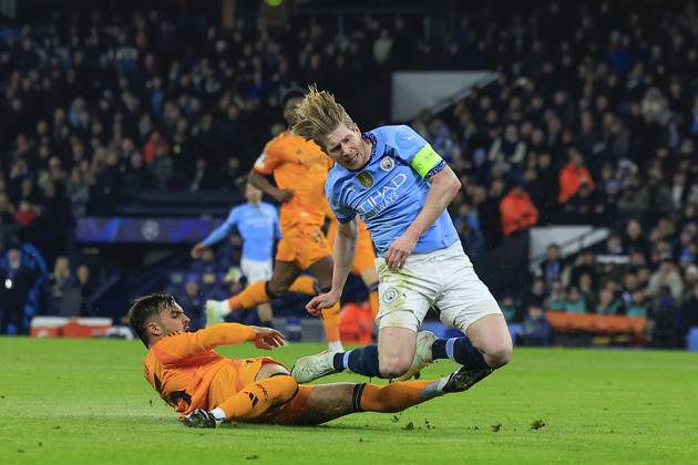 Manchester City v Real Madrid Champions League 11 02 2025. Kevin De Bruyne (17) of Manchester City is fouled by Raul Asencio (35) of Real Madrid during the Champions League match between Manchester City and Real Madrid at the Etihad Stadium, Manchester, England on 11 February 2025. Manchester Etihad Stadium Manchester England Editorial use only , Copyright: xConorxMolloyx PSI-21439-0030