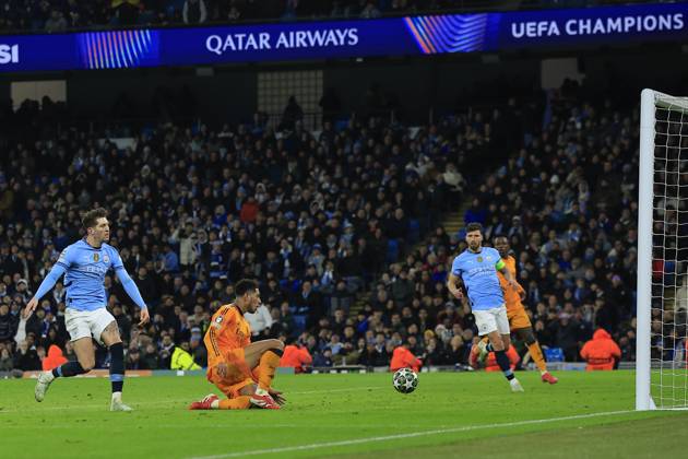 Manchester City v Real Madrid Champions League 11 02 2025. Jude Bellingham (5) of Real Madrid scores to make it 2-3 during the Champions League match between Manchester City and Real Madrid at the Etihad Stadium, Manchester, England on 11 February 2025. Manchester Etihad Stadium Manchester England Editorial use only , Copyright: xConorxMolloyx PSI-21439-0053