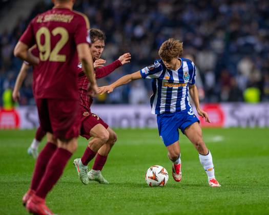 February 13, 2025, Porto, Guimaraes, Portugal: RODRIGO MORA from FC Porto seen on action during the UEFA Europe League 2024 25 match between FC Porto and AS Roma at Estadio do Dragao 13, February 2025 in Porto, Portugal. Final Score FC Porto 1 - 1 AS Roma Porto Portugal - ZUMAl192 20250213_zsp_l192_015 Copyright: xMiguelxLemosx