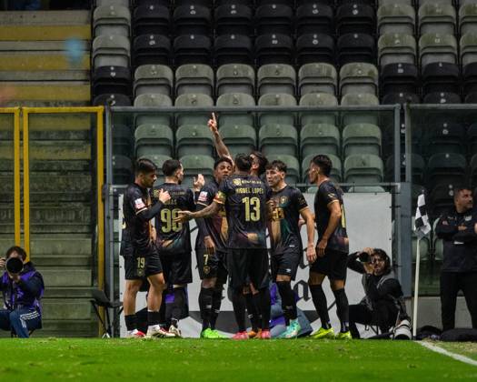February 14, 2025, Porto, Guimaraes, Portugal: RODRIGO PINHO from Estrela da Amadora seen celebrating his goal with his teammates during the Liga Portugal Betclic 2024 25 match between Boavista FC and Estrela da Amadora at Estadio do Bessa 14, February 2025 in Porto, Portugal. Final Score Boavista FC 0 - 1 Estrela da Amadora Porto Portugal - ZUMAl192 20250214_zsp_l192_022 Copyright: xMiguelxLemosx
