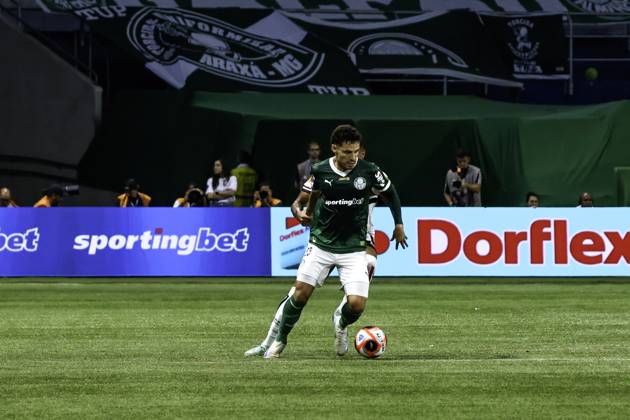 Match between Palmeiras and Sao Paulo for the Sao Paulo championship Sao paulo (sp), 02 16 2025 - paulistao palmeiras vs sao paulo - raphael veiga during the match between palmeiras and sao paulo, valid for the 10th round of the 2025 paulista football championship, on the night of this sunday, february 16, 2025, at allianz parque, in sao paulo-sp (Foto: Leco Viana Thenews2 imago images) SPO Copyright: xLecoxVianax