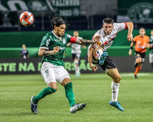 Match between Palmeiras and Sao Paulo for the Sao Paulo championship Sao paulo (sp), 02 16 2025 - paulistao palmeiras vs sao paulo - calleri, a player from sao paulo, fights for the ball with gustavo gomes, a player from palmeiras, during a match between palmeiras and sao paulo, valid for the 10th round of the 2025 paulista football championship, on the night of this sunday, february 16, 2025, at allianz parque, in sao paulo-sp (Foto: Joca Duarte Thenews2 imago images) SPO Copyright: xJocaxDuartex