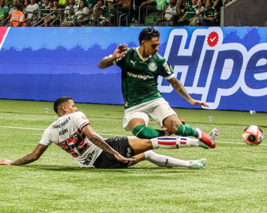 Match between Palmeiras and Sao Paulo for the Sao Paulo championship Sao paulo (sp), 02 16 2025 - paulistao palmeiras vs sao paulo - tressoldi, a sao paulo player, disputes with torres, a palmeiras player, during a match between palmeiras and sao paulo, valid for the 10th round of the 2025 paulista football championship, on the night of this sunday, february 16, 2025, at allianz parque, in sao paulo-sp (Foto: Joca Duarte Thenews2 imago images) SPO Copyright: xJocaxDuartex