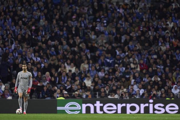 FC Porto v AS Roma - UEFA Europa League 2024 25 League Knockout Play-off First Leg Diogo Costa of FC Porto is in action during the UEFA Europa League Knockout phase play-offs 1st leg match between FC Porto and AS Roma at Estadio Do Dragao in Porto, Portugal, on February 13, 2025. UEFA Europa League Knockout phase play-offs1st leg match between FC porto and AS Roma at Estadio Do Dragao in Porto, Portugal, o Porto Portugal Copyright: xJosexManuelxAlvarezxReyx originalFilename:alvarezrey-notitle250213_npAVB