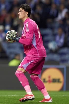 FC Porto v AS Roma - UEFA Europa League 2024 25 League Knockout Play-off First Leg Mile Svilar of AS Roma is in action during the UEFA Europa League Knockout phase play-offs 1st leg match between FC Porto and AS Roma at Estadio Do Dragao in Porto, Portugal, on February 13, 2025. UEFA Europa League Knockout phase play-offs1st leg match between FC porto and AS Roma at Estadio Do Dragao in Porto, Portugal, o Porto Portugal Copyright: xJosexManuelxAlvarezxReyx originalFilename:alvarezrey-notitle250213_npBMg
