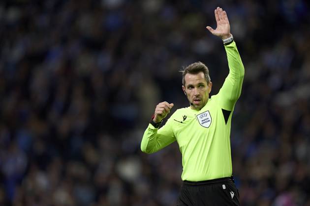 FC Porto v AS Roma - UEFA Europa League 2024 25 League Knockout Play-off First Leg Referee Tobias Stieler reacts during the UEFA Europa League Knockout phase play-offs 1st leg match between FC Porto and AS Roma at Estadio Do Dragao in Porto, Portugal, on February 13, 2025. UEFA Europa League Knockout phase play-offs1st leg match between FC porto and AS Roma at Estadio Do Dragao in Porto, Portugal, o Porto Portugal Copyright: xJosexManuelxAlvarezxReyx originalFilename:alvarezrey-notitle250213_npQqW
