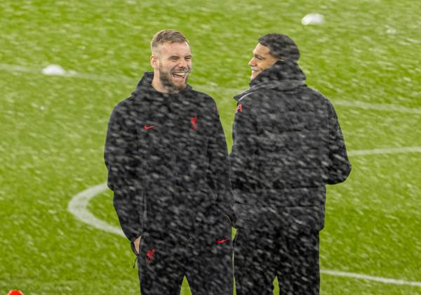 Football - FA Premier League - Aston Villa FC v Liverpool FC BIRMINGHAM, ENGLAND - Wednesday, February 19, 2025: Liverpool s goalkeeper Vitezslav Jaros laughs as team-mates get caught by the sprinklers during the FA Premier League match between Aston Villa FC and Liverpool FC at Villa Park. (Photo by David Rawcliffe Propaganda) BIRMINGHAM Villa Park WEST MIDLANDS ENGLAND Copyright: xDavidxRawcliffex P2025-02-19-Aston_Villa_Liverpool-13