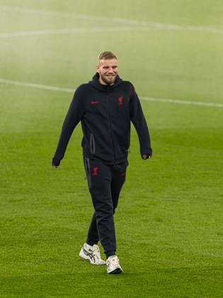 Football - FA Premier League - Aston Villa FC v Liverpool FC BIRMINGHAM, ENGLAND - Wednesday, February 19, 2025: Liverpool s goalkeeper Vitezslav Jaros laughs as team-mates get caught by the sprinklers during the FA Premier League match between Aston Villa FC and Liverpool FC at Villa Park. (Photo by David Rawcliffe Propaganda) BIRMINGHAM Villa Park WEST MIDLANDS ENGLAND Copyright: xDavidxRawcliffex P2025-02-19-Aston_Villa_Liverpool-15