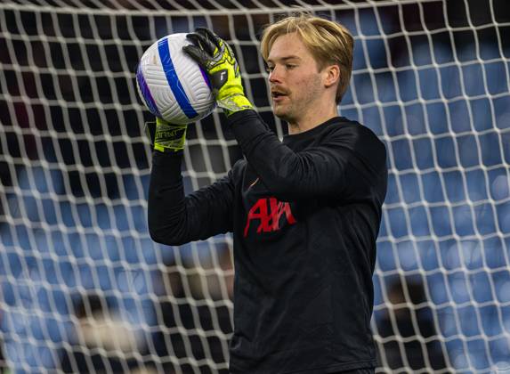 Football - FA Premier League - Aston Villa FC v Liverpool FC BIRMINGHAM, ENGLAND - Wednesday, February 19, 2025: Liverpool s goalkeeper Caoimhin Kelleher during the pre-match warm-up before the FA Premier League match between Aston Villa FC and Liverpool FC at Villa Park. (Photo by David Rawcliffe Propaganda) BIRMINGHAM Villa Park WEST MIDLANDS ENGLAND Copyright: xDavidxRawcliffex P2025-02-19-Aston_Villa_Liverpool-24