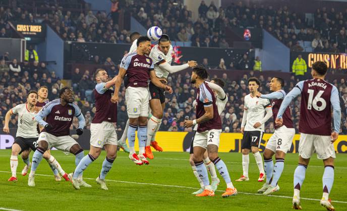 Football - FA Premier League - Aston Villa FC v Liverpool FC BIRMINGHAM, ENGLAND - Wednesday, February 19, 2025: Liverpool s captain Virgil van Dijk (R) challenges for a header during the FA Premier League match between Aston Villa FC and Liverpool FC at Villa Park. (Photo by David Rawcliffe Propaganda) BIRMINGHAM Villa Park WEST MIDLANDS ENGLAND Copyright: xDavidxRawcliffex P2025-02-19-Aston_Villa_Liverpool-36