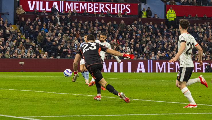 Football - FA Premier League - Aston Villa FC v Liverpool FC BIRMINGHAM, ENGLAND - Wednesday, February 19, 2025: Liverpool s Mohamed Salah scores the first goal during the FA Premier League match between Aston Villa FC and Liverpool FC at Villa Park. (Photo by David Rawcliffe Propaganda) BIRMINGHAM Villa Park WEST MIDLANDS ENGLAND Copyright: xDavidxRawcliffex P2025-02-19-Aston_Villa_Liverpool-54