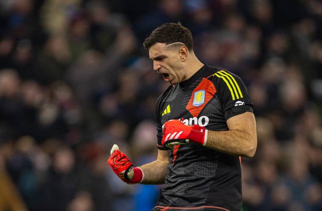 Football - FA Premier League - Aston Villa FC v Liverpool FC BIRMINGHAM, ENGLAND - Wednesday, February 19, 2025: Aston Villa s goalkeeper Emiliano Martinez celebrates his side s first equalising goal during the FA Premier League match between Aston Villa FC and Liverpool FC at Villa Park. (Photo by David Rawcliffe Propaganda) BIRMINGHAM Villa Park WEST MIDLANDS ENGLAND Copyright: xDavidxRawcliffex P2025-02-19-Aston_Villa_Liverpool-60