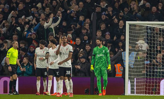 Football - FA Premier League - Aston Villa FC v Liverpool FC BIRMINGHAM, ENGLAND - Wednesday, February 19, 2025: Liverpool s goalkeeper Alisson Becker reacts as Aston Villa score the first equalising goal during the FA Premier League match between Aston Villa FC and Liverpool FC at Villa Park. (Photo by David Rawcliffe Propaganda) BIRMINGHAM Villa Park WEST MIDLANDS ENGLAND Copyright: xDavidxRawcliffex P2025-02-19-Aston_Villa_Liverpool-61