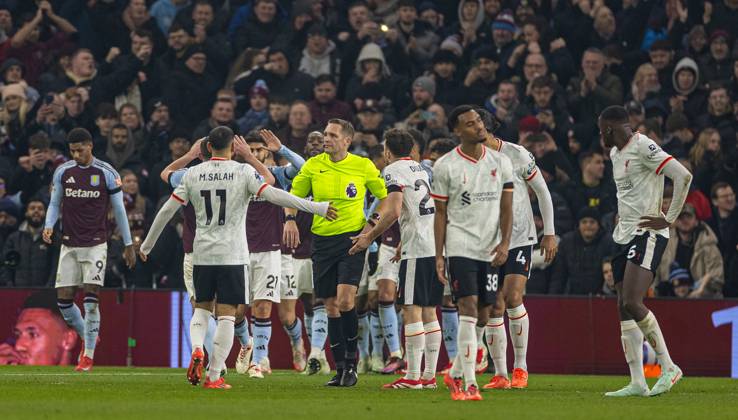 Football - FA Premier League - Aston Villa FC v Liverpool FC BIRMINGHAM, ENGLAND - Wednesday, February 19, 2025: Liverpool players complain to referee Craig Pawson after Aston Villa s second goal during the FA Premier League match between Aston Villa FC and Liverpool FC at Villa Park. (Photo by David Rawcliffe Propaganda) BIRMINGHAM Villa Park WEST MIDLANDS ENGLAND Copyright: xDavidxRawcliffex P2025-02-19-Aston_Villa_Liverpool-68