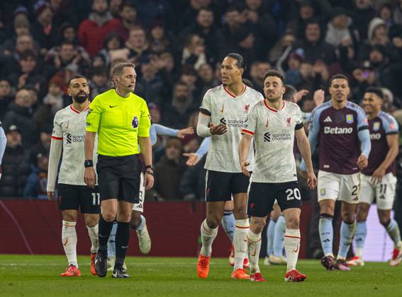 Football - FA Premier League - Aston Villa FC v Liverpool FC BIRMINGHAM, ENGLAND - Wednesday, February 19, 2025: Liverpool s captain Virgil van Dijk and Diogo Jota complain to referee Craig Pawson after Aston Villa s second goal during the FA Premier League match between Aston Villa FC and Liverpool FC at Villa Park. (Photo by David Rawcliffe Propaganda) BIRMINGHAM Villa Park WEST MIDLANDS ENGLAND Copyright: xDavidxRawcliffex P2025-02-19-Aston_Villa_Liverpool-70