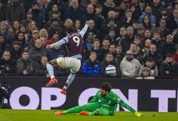Football - FA Premier League - Aston Villa FC v Liverpool FC BIRMINGHAM, ENGLAND - Wednesday, February 19, 2025: Aston Villa s Marcus Rashford jumps over a challege fromLiverpool s goalkeeper Alisson Becker during the FA Premier League match between Aston Villa FC and Liverpool FC at Villa Park. (Photo by David Rawcliffe Propaganda) BIRMINGHAM Villa Park WEST MIDLANDS ENGLAND Copyright: xDavidxRawcliffex P2025-02-19-Aston_Villa_Liverpool-77