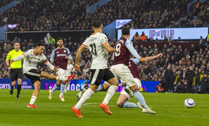 Football - FA Premier League - Aston Villa FC v Liverpool FC BIRMINGHAM, ENGLAND - Wednesday, February 19, 2025: Liverpool s Trent Alexander-Arnold scores his side s second goal during the FA Premier League match between Aston Villa FC and Liverpool FC at Villa Park. (Photo by David Rawcliffe Propaganda) BIRMINGHAM Villa Park WEST MIDLANDS ENGLAND Copyright: xDavidxRawcliffex P2025-02-19-Aston_Villa_Liverpool-80