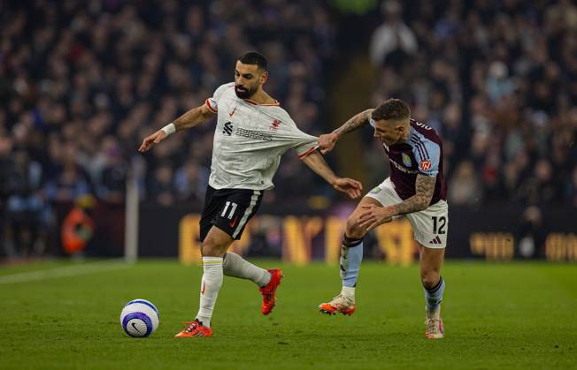 Football - FA Premier League - Aston Villa FC v Liverpool FC BIRMINGHAM, ENGLAND - Wednesday, February 19, 2025: Liverpool s Mohamed Salah (L) is challenged by Aston Villa s Lucas Digne during the FA Premier League match between Aston Villa FC and Liverpool FC at Villa Park. (Photo by David Rawcliffe Propaganda) BIRMINGHAM Villa Park WEST MIDLANDS ENGLAND Copyright: xDavidxRawcliffex P2025-02-19-Aston_Villa_Liverpool-88