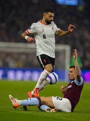 Football - FA Premier League - Aston Villa FC v Liverpool FC BIRMINGHAM, ENGLAND - Wednesday, February 19, 2025: Liverpool s Mohamed Salah (L) beats Aston Villa s Lucas Digne during the FA Premier League match between Aston Villa FC and Liverpool FC at Villa Park. (Photo by David Rawcliffe Propaganda) BIRMINGHAM Villa Park WEST MIDLANDS ENGLAND Copyright: xDavidxRawcliffex P2025-02-19-Aston_Villa_Liverpool-89