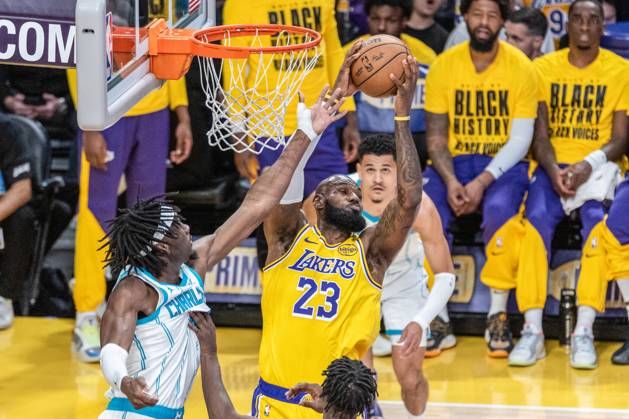 February 19, 2025, Los Angeles, California, United States: Los Angeles Lakers LeBron James 23 and Charlotte Hornets Mark Williams 5 battle for a rebound during an NBA, Basketball Herren, USA basketball game at Crypto.com Arena. Final Score : Hornets 100: 97 Lakers Los Angeles United States - ZUMAs197 20250219_aaa_s197_306 Copyright: xRingoxChiux