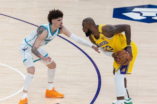 February 19, 2025, Los Angeles, California, United States: Los Angeles Lakers LeBron James 23 is defended by Charlotte Hornets LaMelo Ball 1 during an NBA, Basketball Herren, USA basketball game at Crypto.com Arena. Final Score : Hornets 100: 97 Lakers Los Angeles United States - ZUMAs197 20250219_aaa_s197_319 Copyright: xRingoxChiux