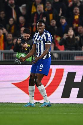 CALCIO - UEFA Europa League - AS Roma vs FC Porto Samu Omorodion of F.C. Porto celebrates after scoring the goal to make it 0-1 during the 2024 25 UEFA Europa League knockout play-off second leg match between A.S. Roma and F.C. Porto at Olympic Stadium on February 20, 2025 in Rome, Italy. Rome Italy  Copyright: xIPAxSport ABACAx