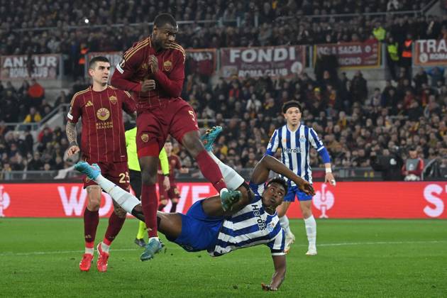 CALCIO - UEFA Europa League - AS Roma vs FC Porto Samu Omorodion of FC Porto scores his goal during the Europa League Knockout phase play-offs 2nd leg match between AS Roma v FC Porto at Olympic stadium, Mattia Vian during AS Roma vs FC Porto, Football Europa League match in Rome, Italy, February 20 2025 Rome Italy  Copyright: xIPAxSport ABACAx