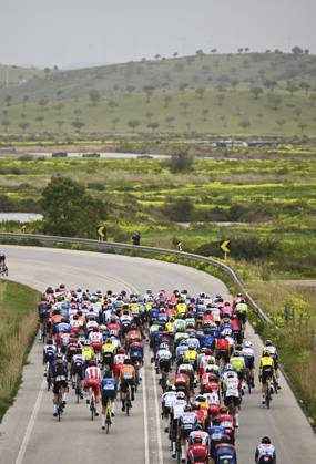 2025 Volta Algarve cycling race - Stage 3 TAVIRA, PORTUGAL - FEBRUARY 21 : illustration picture of the peloton during stage 3 of the 51th edition of the Volta Algarve cycling race, with start in Vila Real Santo Antonio and finish in Tavira on February 21, 2025 in Tavira, Portugal, 21 02 2025 ( Motordriver Kenny Verfaillie - Tavira Portugal  Copyright: xTomasxSiskx